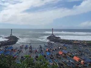 Perahu Nelayan di Pantai Selatan Tasik Rusak Diterjang Gelombang Pasang Perahu Nelayan di Pantai Selatan Tasik Rusak Diterjang Gelombang Pasang