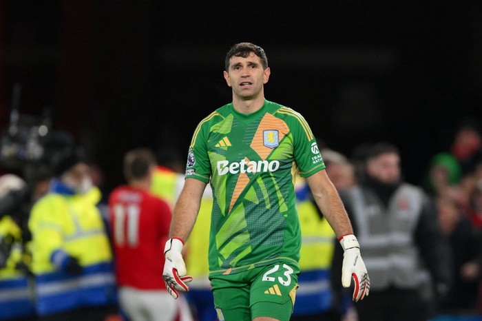 emiliano martinez emi martinez dibu martinez aston villa liga inggris premier league Emiliano Martinez, Aston Villa goalkeeper, looks dejected after Anthony Elanga of Nottingham Forest scores the winning goal during the Premier League match between Nottingham Forest and Aston Villa at the City Ground in Nottingham, England, on December 14, 2024. (Photo by MI News/NurPhoto via Getty Images)