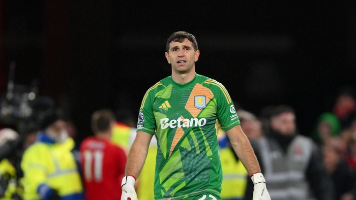 emiliano martinez emi martinez dibu martinez aston villa liga inggris premier league Emiliano Martinez, Aston Villa goalkeeper, looks dejected after Anthony Elanga of Nottingham Forest scores the winning goal during the Premier League match between Nottingham Forest and Aston Villa at the City Ground in Nottingham, England, on December 14, 2024. (Photo by MI News/NurPhoto via Getty Images)