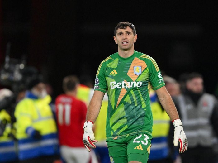 Emiliano Martinez, Aston Villa goalkeeper, looks dejected after Anthony Elanga of Nottingham Forest scores the winning goal during the Premier League match between Nottingham Forest and Aston Villa at the City Ground in Nottingham, England, on December 14, 2024. (Photo by MI News/NurPhoto via Getty Images)