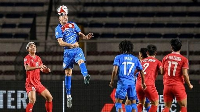 Philippines Adrian Ugelvik (2L) heads the ball against Vietnam during the the AFF Mitsubishi Electric Cup 2024 at the Rizal Memorial Collisium in Manila on December 18, 2024. (Photo by Ted ALJIBE / AFP)