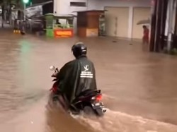 2 Jam Hujan Deras, Jalanan di Tembalang Semarang Sempat Tergenang