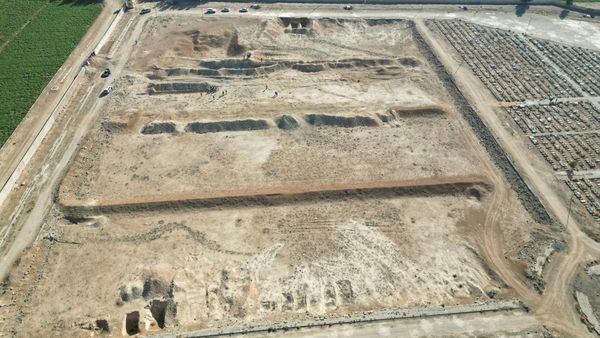 Foto Udara Kuburan Massal Tempat 100.000 Korban Assad Ditemukan