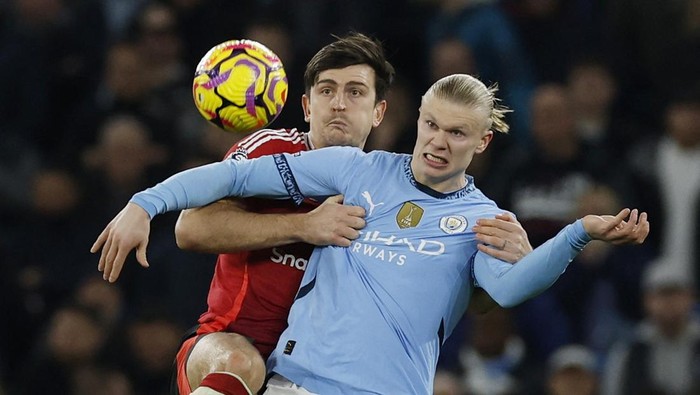 Soccer Football - Premier League - Manchester City v Manchester United - Etihad Stadium, Manchester, Britain - December 15, 2024 Manchester Uniteds Harry Maguire in action with Manchester Citys Erling Haaland Action Images via Reuters/Jason Cairnduff EDITORIAL USE ONLY. NO USE WITH UNAUTHORIZED AUDIO, VIDEO, DATA, FIXTURE LISTS, CLUB/LEAGUE LOGOS OR LIVE SERVICES. ONLINE IN-MATCH USE LIMITED TO 120 IMAGES, NO VIDEO EMULATION. NO USE IN BETTING, GAMES OR SINGLE CLUB/LEAGUE/PLAYER PUBLICATIONS. PLEASE CONTACT YOUR ACCOUNT REPRESENTATIVE FOR FURTHER DETAILS..