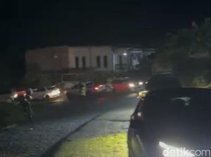 Jalan Poros Maros-Bone Macet 2 Km Malam Ini, Ada Truk Mogok di Kappang Jalan Poros Maros-Bone Macet 2 Km Malam Ini, Ada Truk Mogok di Kappang