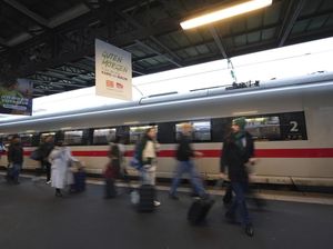 Penumpang Bergelantungan di Kereta Cepat, Begini Nasibnya Sekarang Penumpang Bergelantungan di Kereta Cepat, Begini Nasibnya Sekarang