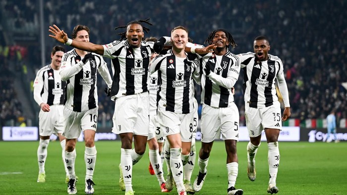 TURIN, ITALY - DECEMBER 17: Teun Koopmeiners of Juventus celebrates after scoring his teams second goal with teammates Kenan Yildiz, Khephren Thuram, Samuel Mbangula and Pierre Kalulu during the Coppa Italia match between Juventus and Cagliari Calcio at Allianz Stadium on December 17, 2024 in Turin, Italy. (Photo by Daniele Badolato - Juventus FC/Juventus FC via Getty Images)