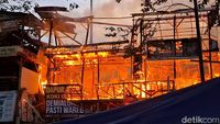 Dahsyatnya Kebakaran Rumah Makan Saat Padat Pengunjung di Subang