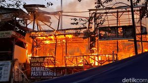 Dahsyatnya Kebakaran Rumah Makan Saat Padat Pengunjung di Subang