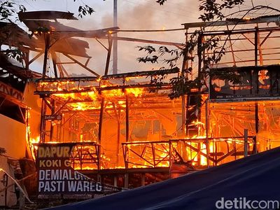 Dahsyatnya Kebakaran Rumah Makan Saat Padat Pengunjung di Subang