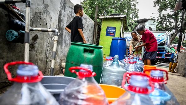 Sumur Jadi Asin gegara Banjir Rob, Warga Antre Air Bersih
