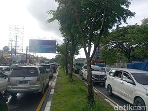 Jalan Perintis Kemerdekaan-Urip Sumoharjo Makassar Sudah 6 Jam Macet Parah Jalan Perintis Kemerdekaan-Urip Sumoharjo Makassar Sudah 6 Jam Macet Parah