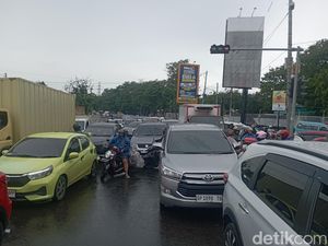Jalan Perintis Makassar Sudah 8 Jam Macet, Pengemudi Diimbau Cari Jalur Lain Jalan Perintis Makassar Sudah 8 Jam Macet, Pengemudi Diimbau Cari Jalur Lain