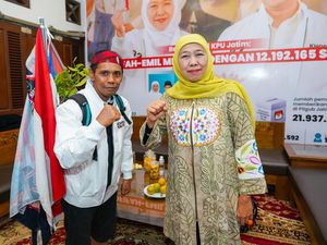 Semangati Relawan yang Jalan Kaki ke IKN, Khofifah Titip Udeng Madura