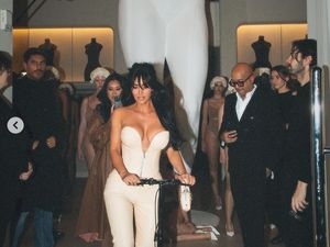 Kim Kardashian Cedera Patah Kaki, Hadirkan Tren Sepatu Hak Gips