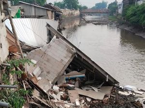 Longsor Bikin Belasan Kios Pasar Ikan di Pasuruan Ambruk ke Sungai Gembong Longsor Bikin Belasan Kios Pasar Ikan di Pasuruan Ambruk ke Sungai Gembong
