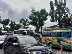 Ada Demo soal Jalan Medan-Karo, Arus Lalu Lintas Sekitar Kantor Gubsu Macet
