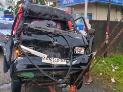 Pikap Tabrak Bokong Truk di Jalan Wates, Sopir-Penumpang Tergencet