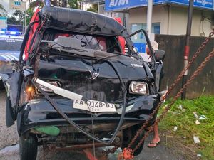 Pikap Tabrak Bokong Truk di Jalan Wates, Sopir-Penumpang Tergencet Pikap Tabrak Bokong Truk di Jalan Wates, Sopir-Penumpang Tergencet