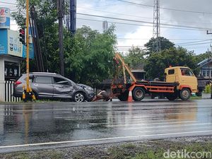 Truk Gasak 2 Mobil-1 Motor di Bangjo Tugu Pensil Kulon Progo