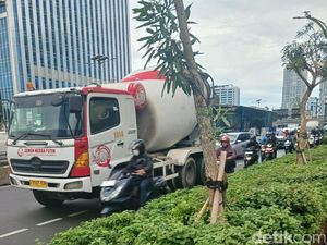 Truk Molen Mogok, Lalin Gatsu Arah Kuningan Macet Parah Truk Molen Mogok, Lalin Gatsu Arah Kuningan Macet Parah
