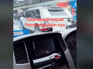 Momen Mobil Maung Garuda RI 1 Langsung Minggir saat Ambulans Lewat Momen Mobil Maung Garuda RI 1 Langsung Minggir saat Ambulans Lewat