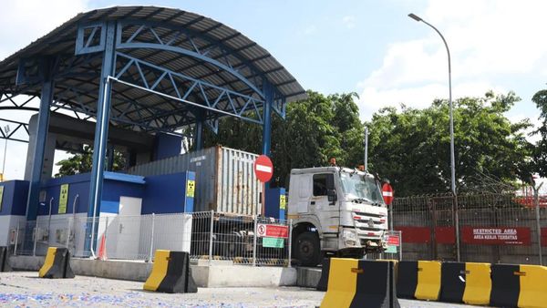 Penampakan Alat Canggih Pemindai Peti Kemas di Pelabuhan