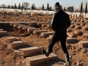 Penampakan Kuburan Massal Korban Kekejaman Rezim Assad Penampakan Kuburan Massal Korban Kekejaman Rezim Assad