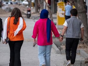 Presiden Iran Tolak Tanda Tangan, UU Jilbab Ditangguhkan