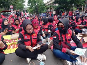 Ratusan Buruh Geruduk Kantor Gubernur Sumsel, Tuntut Revisi Upah Sektoral Ratusan Buruh Geruduk Kantor Gubernur Sumsel, Tuntut Revisi Upah Sektoral