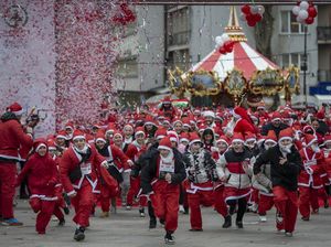 Ribuan Orang Berkostum Sinterklas Semarakkan Maraton Amal di Kosovo Ribuan Orang Berkostum Sinterklas Semarakkan Maraton Amal di Kosovo