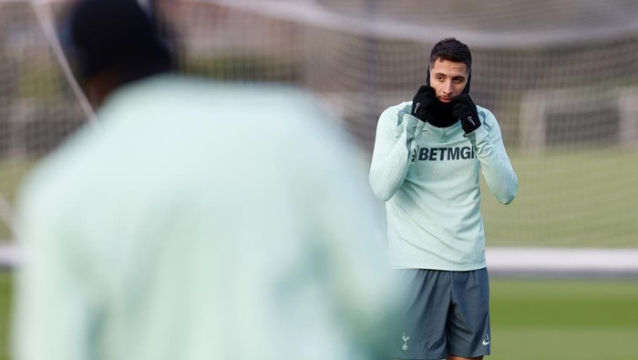 Soccer Football - Europa League - Tottenham Hotspur Training - Tottenham Hotspur Training Centre, London, Britain - November 27, 2024 Tottenham Hotspurs Rodrigo Bentancur during training Action Images via Reuters/Peter Cziborra