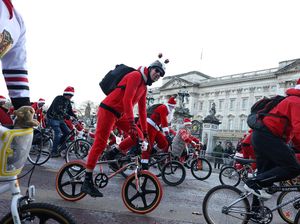 Saat Seribuan Sinterklas Bersepeda Penuhi Pusat Kota London