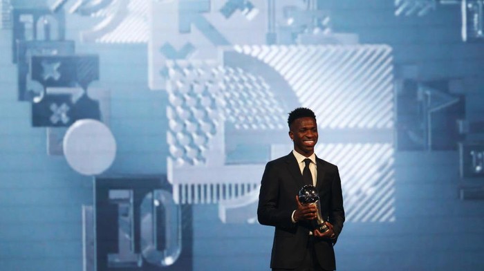 Senyum Bahagia Vinicius Junior Jadi Pemain Pria Terbaik FIFA 2024 DOHA, QATAR - DECEMBER 17: Vinicius Junior of Real Madrid, seen with The Best FIFA Men's Player Award, leaves the venue with Florentino Perez, President of Real Madrid, following the The Best FIFA Football Awards 2024 at Aspire Academy on December 17, 2024 in Doha, Qatar. (Photo by Christopher Pike - FIFA/FIFA via Getty Images)