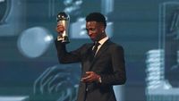 Senyum Bahagia Vinicius Junior Jadi Pemain Pria Terbaik FIFA 2024