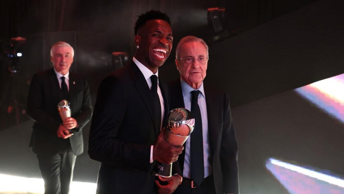 Vinicius Junior memenangkan trofi Pemain Pria Terbaik FIFA 2024. (Foto: Mohamed Farag-FIFA/FIFA via Getty Images)