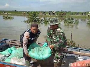 TNI/Polri, BPBD dan Petani Perbaiki Tanggul Kali Ingas Bojonegoro yang Jebol