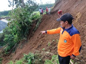 Tebing Setinggi 20 Meter Longsor Timpa Rumah di Temanggung Tebing Setinggi 20 Meter Longsor Timpa Rumah di Temanggung