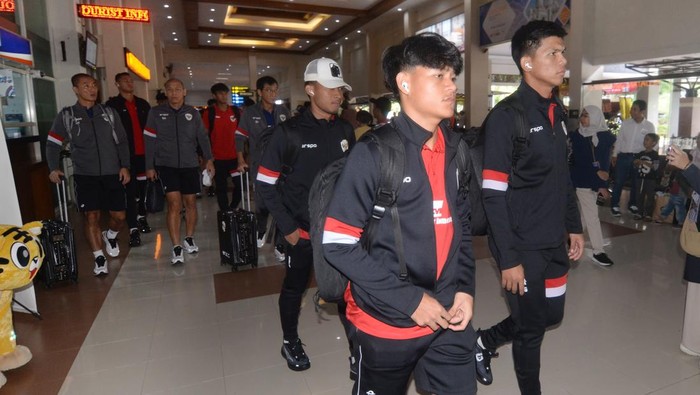 Timnas Pulang ke Tanah Air, Siap Jamu Filipina di Stadion Manahan Timnas sepak bola Indonesia tiba di Bandara Adi Soemarmo, Boyolali, Jawa Tengah, Rabu (18/12/2024). Timnas Indonesia akan melawan Filipina dalam laga Piala AFF 2024 di Stadion Manahan, Solo pada Sabtu (21/12). ANTARA FOTO/Aloysius Jarot Nugroho/foc.