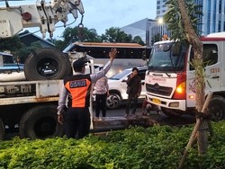 Truk Molen Mogok di Gatot Subroto Sudah Dievakuasi, Lalin Kembali Normal