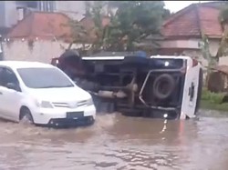 Viral Elf Muat Rokok Ilegal Terguling Saat Terobos Banjir di Sampang