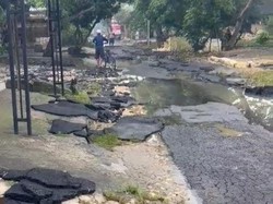 Balada Jalan Baru Diaspal Sudah Terkelupas Usai Terendam Banjir di Tuban