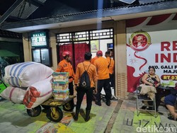 Puluhan Penghuni Bertahan di Pengungsian Usai Atap Gedung Setan Ambrol