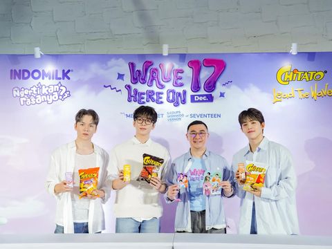 Axton Salim, Direktur PT Indofood CBP Sukses Makmur Tbk bersama S.Coups, Wonwoo, dan Vernon SEVENTEEN di konferensi pers