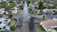 Bak Sungai, Begini Penampakan Banjir Rendam Jalanan di Florida