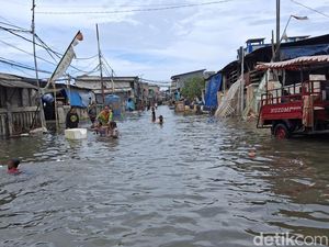 Kaki-kaki Warga Muara Angke Mengkerut gara-gara Rob Tak Surut