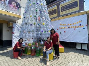 Keren! Bank Sampah di Semarang Bikin Pohon Natal dari 250 Limbah Galon Keren! Bank Sampah di Semarang Bikin Pohon Natal dari 250 Limbah Galon