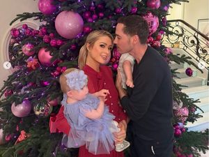 10 Foto Pohon Natal di Rumah Artis, Kourtney Kardashian Pajang Pohon Terbalik 10 Foto Pohon Natal di Rumah Artis, Kourtney Kardashian Pajang Pohon Terbalik