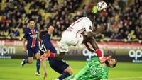 Kaki Singo terbang dan mendarat di wajah Donnarumma, yang coba menghentikan bola. (Foto: VALERY HACHE/AFP)