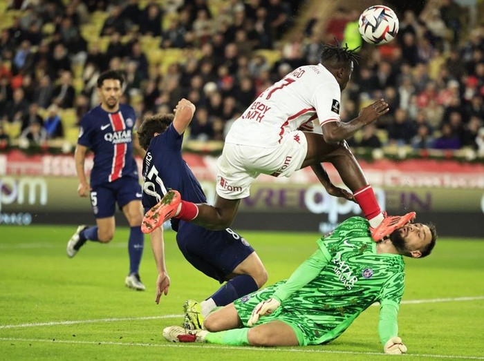 Paris Saint-Germain's Italian goalkeeper #01 Gianluigi Donnarumma sustains an injury by Monaco's Ivorian defender #17 Wilfried Singo (2nd-R) during the French L1 football match between AS Monaco and Paris Saint-Germain at the Louis II Stadium (Stade Louis II) in the Principality of Monaco on December 18, 2024. (Photo by Valery HACHE / AFP)